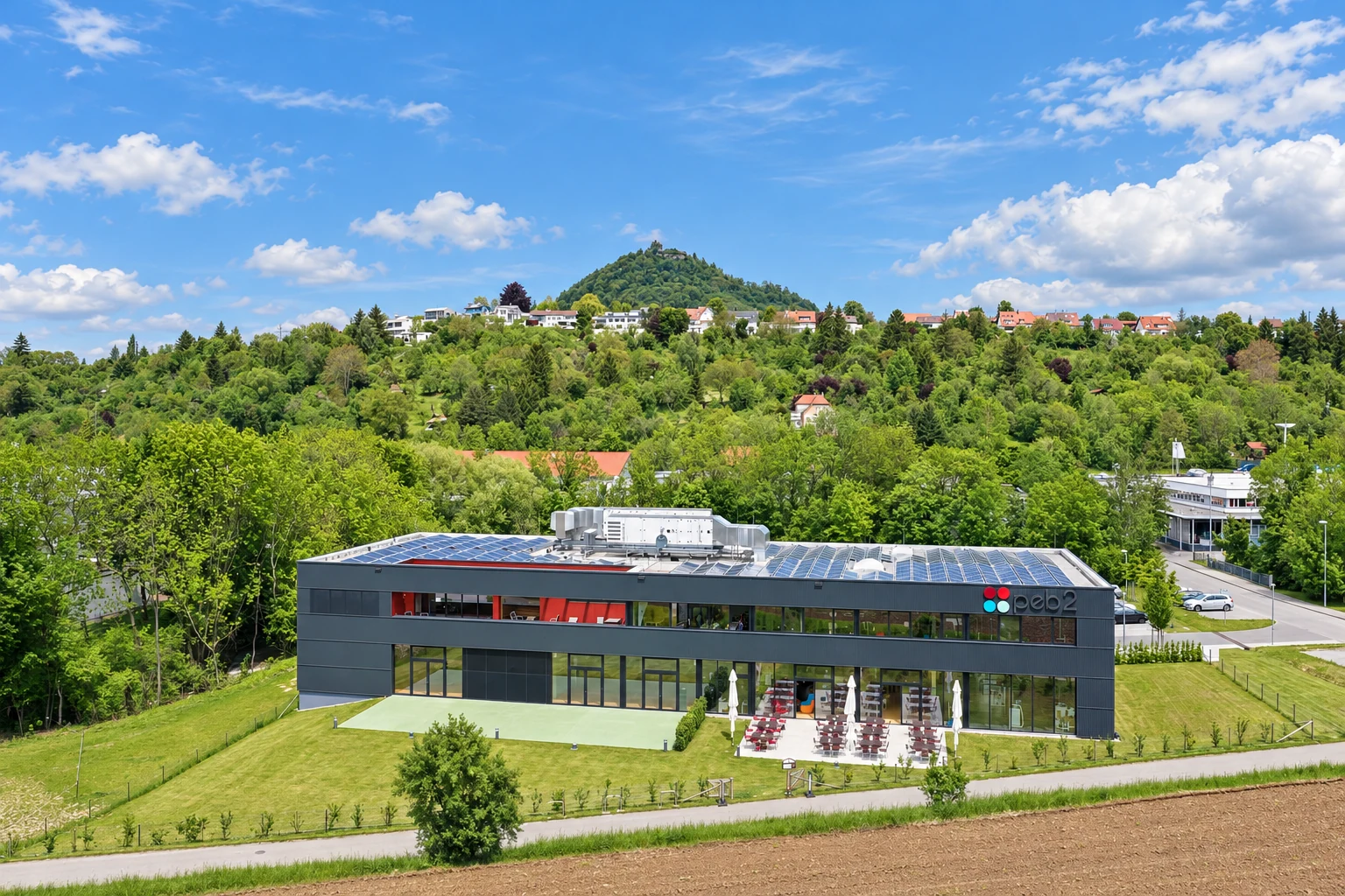 Das peb2-Gebäude mit Terrasse und Blick auf die Achalm in Eningen unter Achalm